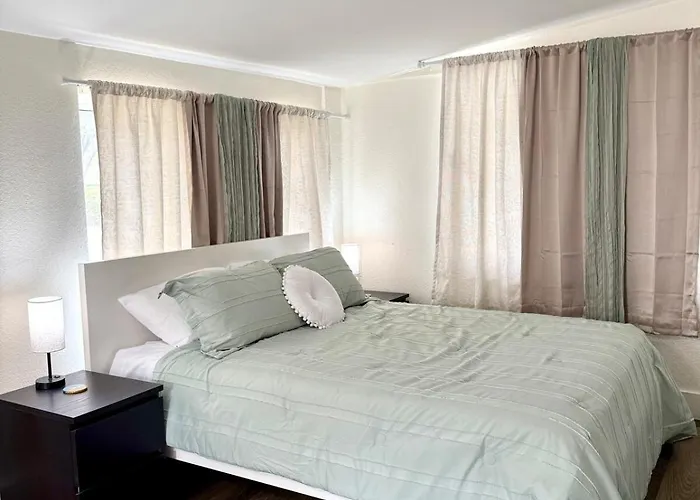 House Of Hollywood - Entire Unit, Centrally Located, Free Parking