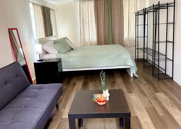 House Of Hollywood - Entire Unit, Centrally Located, Free Parking