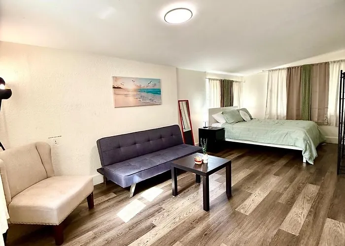 House Of Hollywood - Entire Unit, Centrally Located, Free Parking
