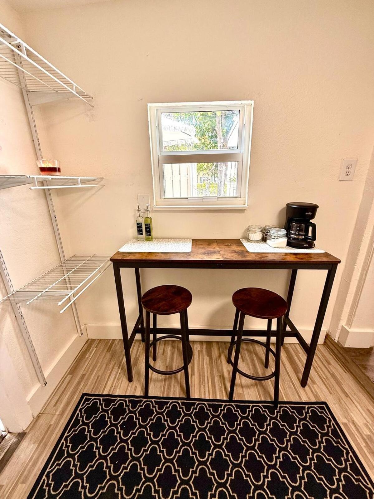 House Of Hollywood - Entire Unit, Centrally Located, Free Parking *